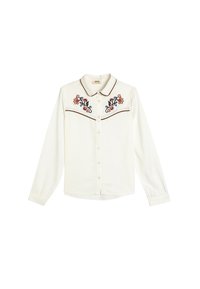 Camisa blanca de botones, con bordados florales coloridos en el pecho y ribetes marrones contrastantes a lo largo del cuello y los hombros.