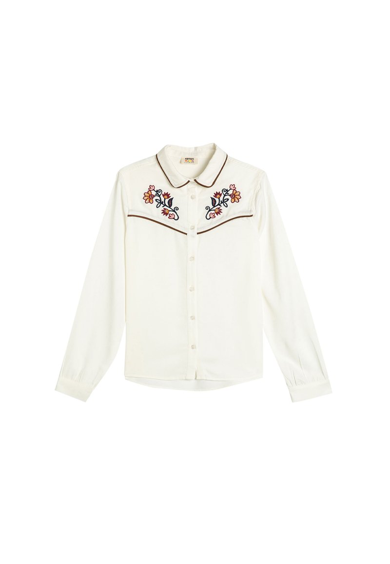 Camisa blanca de botones, con bordados florales coloridos en el pecho y ribetes marrones contrastantes a lo largo del cuello y los hombros.