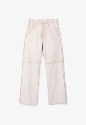 Pantaloni a gamba larga realizzati in morbido tessuto rosa chiaro con una leggera texture. Presentano tasche frontali e cuciture a contrasto lungo le cuciture.