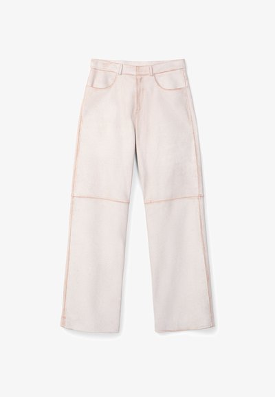 Pantaloni a gamba larga realizzati in morbido tessuto rosa chiaro con una leggera texture. Presentano tasche frontali e cuciture a contrasto lungo le cuciture.