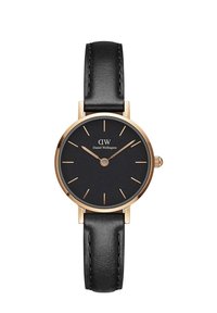 Ronde horloge met een zwarte wijzerplaat, gouden wijzers en uurmarkeringen, bevestigd aan een zwarte leren band. Kenmerkt zich door een minimalistisch ontwerp en soepele texturen.