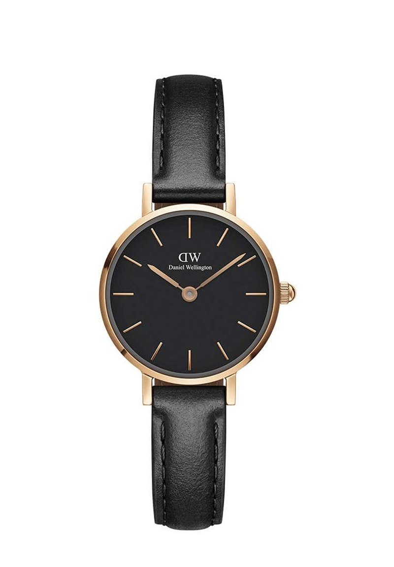 Ronde horloge met een zwarte wijzerplaat, gouden wijzers en uurmarkeringen, bevestigd aan een zwarte leren band. Kenmerkt zich door een minimalistisch ontwerp en soepele texturen.