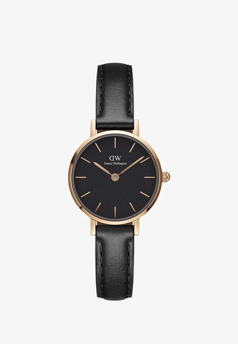 Ronde horloge met een zwarte wijzerplaat, gouden wijzers en uurmarkeringen, bevestigd aan een zwarte leren band. Kenmerkt zich door een minimalistisch ontwerp en soepele texturen.