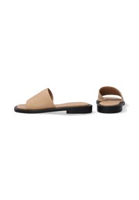 Nahé kožené nazouvací sandály s širokým páskem a plochou černou podrážkou, které mají hladký povrch a minimalistický design.