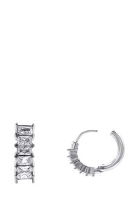 Sølvøredobber med et lineært design med rektangulære edelstener og en annen hoop-stil med kantede detaljer. Glatt metallfinish.