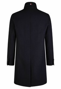 Cappotto di lana blu scuro con colletto alto, maniche lunghe e un design sartoriale. Include dettagli con bottoni ai polsini delle maniche.