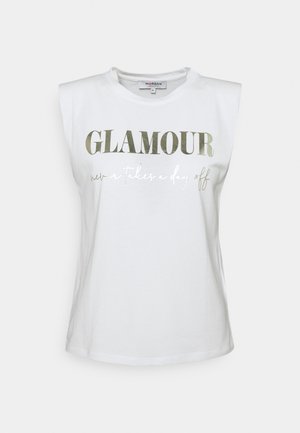 Camiseta de algodón sin mangas blanca con texto metálico plateado que dice "GLAMOUR" y "nunca descansa," con escote redondo.