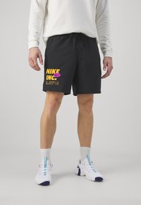 Nike Performance FORM - Pantalón corto de deporte - black/sundial/vivid purple