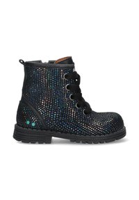 Bota de tobillo de cuero negro con rhinestones multicolores, punta redonda, cordones negros y suela de goma. Cuenta con una lengüeta en la parte posterior.