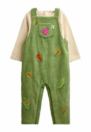 Salopette bébé en velours côtelé vert avec légumes et feuilles brodées, superposée à un t-shirt à manches longues beige et blanc rayé.