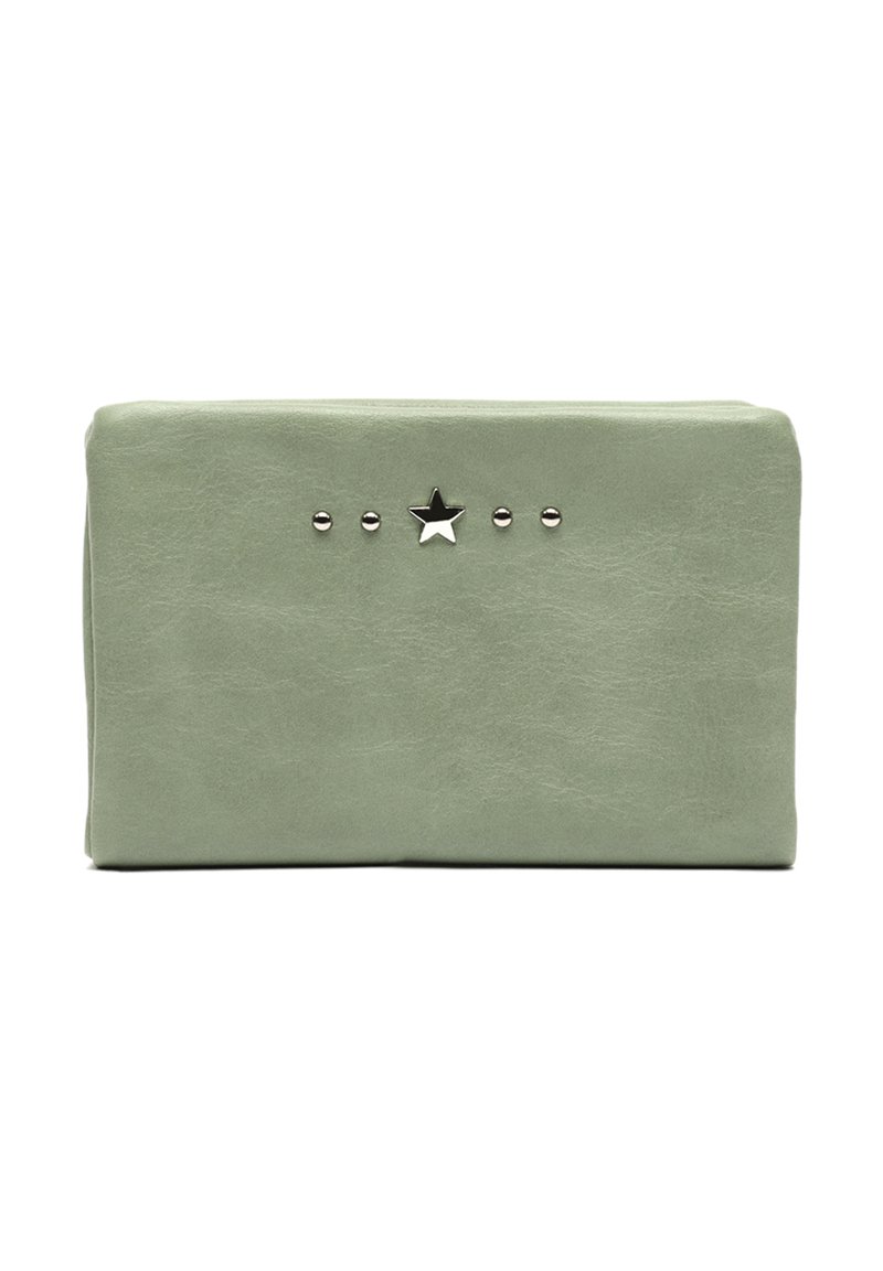 Zelená peněženka z umělé kůže v obdélníkovém tvaru, se pěti stříbrnými nýty a stříbrnou hvězdou na přední straně. Hladký povrch.