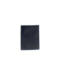 Zwarte leren portemonnee met een gladde textuur, slanke rechthoekige vorm en subtiele stiksels. Voorzien van een logo in reliëf aan de voorkant.