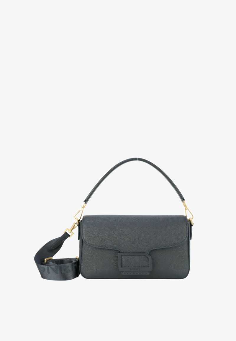 Czarna skórzana torebka z fakturowanym wykończeniem, z górnym uchwytem, regulowanym paskiem i przednią klapką z prostokątnym akcentem logo.