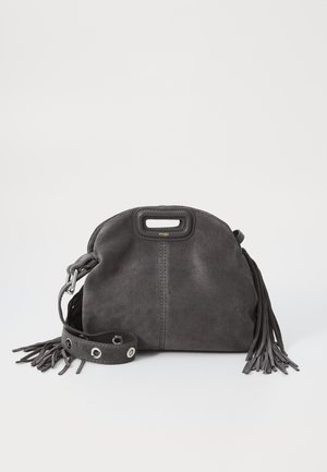 Graue Wildlederhandtasche mit runder Form, fransigen Akzenten und einem kurzen Tragegurt mit metallischen Ösen. Verfügt über einen oberen Griff mit einem logo-Details.
