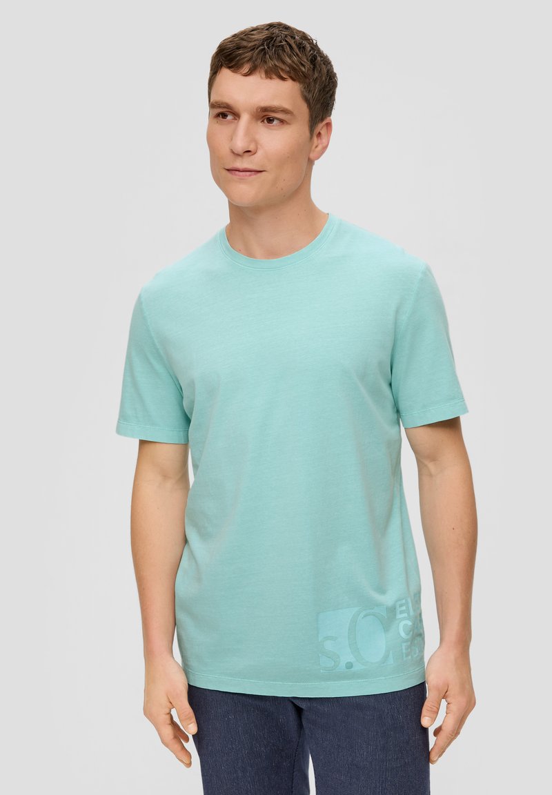 Lichtblauw T-shirt met korte mouwen en ronde hals, met een subtiele grafische print aan de onderkant links. Van katoen, met een ontspannen pasvorm.