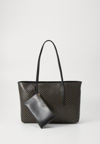 Sac fourre-tout noir avec un motif géométrique et des anses longues, doté d'une pochette zippée noire et lisse attachée à une des anses.