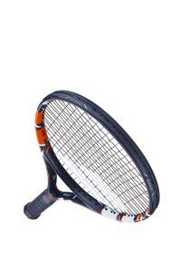 Tennisracket met een zwart frame met oranje en witte accenten, een gestructureerde zwarte grip en kruislings gespannen snaren in de kop.