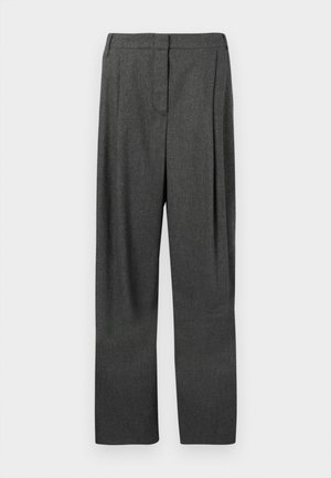 Pantalones grises a medida fabricados con tela tejida, con pata recta, pliegues delanteros y una textura suave.