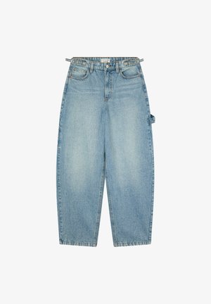 Jeans in denim azzurro chiaro con vestibilità rilassata, design a gamba dritta, cinque tasche e passanti per la cintura. Presentano leggeri sbiadimenti e dettagli di cucitura.