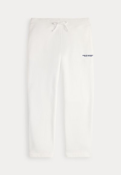 Λευκά παντελόνια φόρμας με κορδόνι στη μέση, με το κείμενο "POLO SPORT" σε μπλε χρώμα στο αριστερό μηρό. Μαλακό ύφασμα και ευθεία γραμμή στα πόδια.