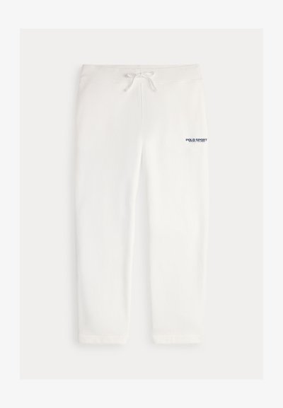 Λευκά παντελόνια φόρμας με κορδόνι στη μέση, με το κείμενο "POLO SPORT" σε μπλε χρώμα στο αριστερό μηρό. Μαλακό ύφασμα και ευθεία γραμμή στα πόδια.