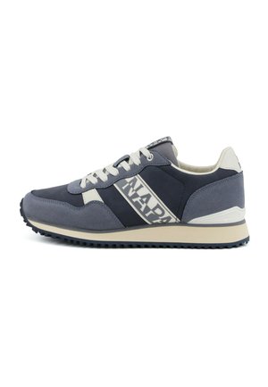Marineblauwe en grijze sneaker met witte veters, beige zool en een opvallend "NAPAPIJRI" logo op het zijpaneel.