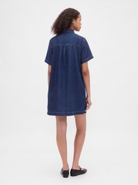 Robe chemise en denim, bleu foncé, manches courtes, col, longueur genoux, ourlet brut, coupe décontractée, sans motifs ni embellissements visibles.