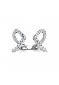 Orecchini in tono argento a forma di anello, adornati con pietre trasparenti lungo i bordi. Finitura in metallo liscia e lucida con una texture brillante.