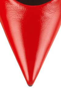Stiletto en cuir verni rouge avec un design de bout pointu et une finition brillante. La doublure intérieure est noire.