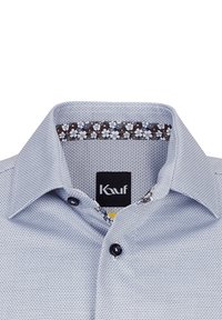 Hellblaues gemustertes Hemd mit strukturiertem Kragen, innen mit floralen Akzenten und zwei schwarzen Knöpfen an der Vorderleiste.