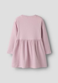 Φόρεμα με μακριά μανίκια από απαλό ροζ ύφασμα με ριμπ ύφανση, με εφαρμοστό μπούστο και φούστα με πιέτες, στρογγυλή λαιμόκοψη και μανίκια με μανσέτες.