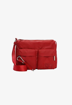 Borsa a tracolla rossa con texture, due tasche anteriori e tracolla regolabile con fibbia in metallo e chiusura superiore con cerniera.