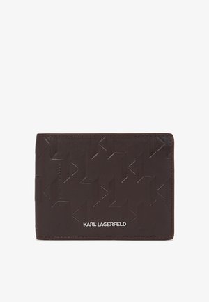 Tumepruun nahast rahakott, millel on tekstuuriga geomeetriline muster, hõbedane logodetail alumises servas ja korralikult õmmeldud servad.