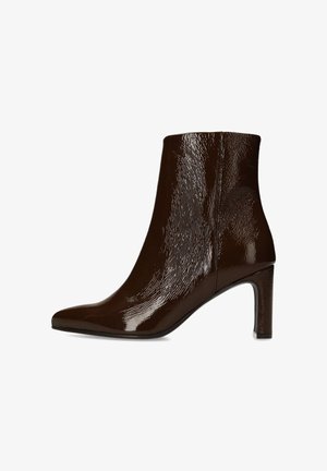 Stivaletto alla caviglia in pelle verniciata marrone con punta a punta e finitura strutturata, caratterizzato da un alto tacco sottile e un design elegante e aerodinamico.