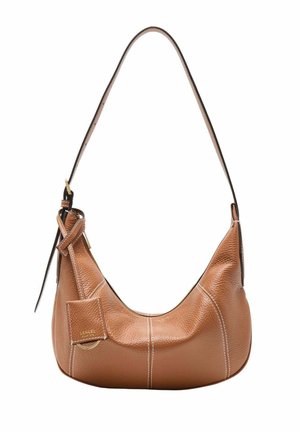 Sac à bandoulière en cuir marron texturé avec une longue sangle réglable et une étiquette cousue attachée près du côté supérieur gauche.