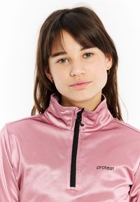 Roze zip-up sweatshirt met een hoge kraag en zwarte rits. Gemaakt van gladde stof; heeft een klein logo aan de linkerkant.