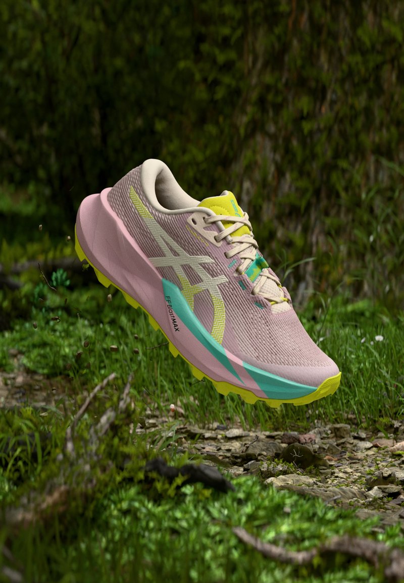 Sapatilha de corrida rosa e bege com parte superior em malha respirável, detalhes em turquesa e amarelo, sola texturizada e design elegante.