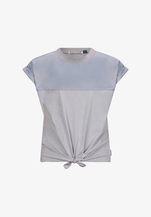 Szara koszulka z krótkimi, podwiniętymi rękawami, z detalem w postaci węzełka na dole oraz kontrastowym, jasnoszarym panelem na wysokości klatki piersiowej.