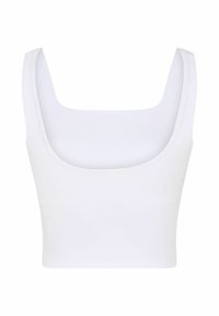 Witte mouwloze crop top met brede banden en een vierkante halslijn, afgebeeld op een effen witte achtergrond.