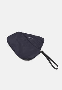 Sac en nylon bleu marine de forme triangulaire, fermeture à glissière et bracelet noir pour poignet. Le logo de la marque est imprimé sur un côté.