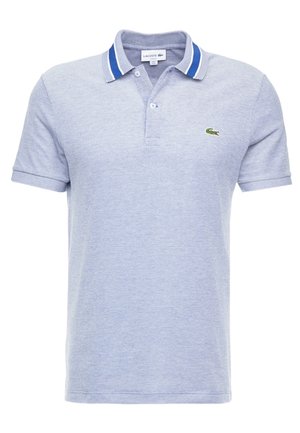 Lyseblå polo-shirt med korte ærmer, med en hvid og blåstribet krave og et lille grønt krokodillelogo på venstre bryst.