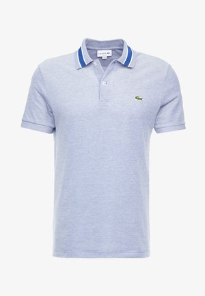 Lichtblauw poloshirt met korte mouwen, een wit-blauw gestreepte kraag en een klein groen krokodillenlogo op de linkerborst.