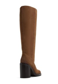 Stivale marrone in suede al ginocchio con tacco a blocco. Presenta una texture liscia, un design elegante e una cucitura verticale lungo il gambale.