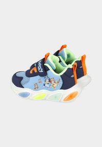 Zapatillas de deporte infantiles azules con parte superior en marino, detalles en azul claro, correas naranjas y suela multicolor que se ilumina. Presentan un diseño de personaje de dibujos animados.