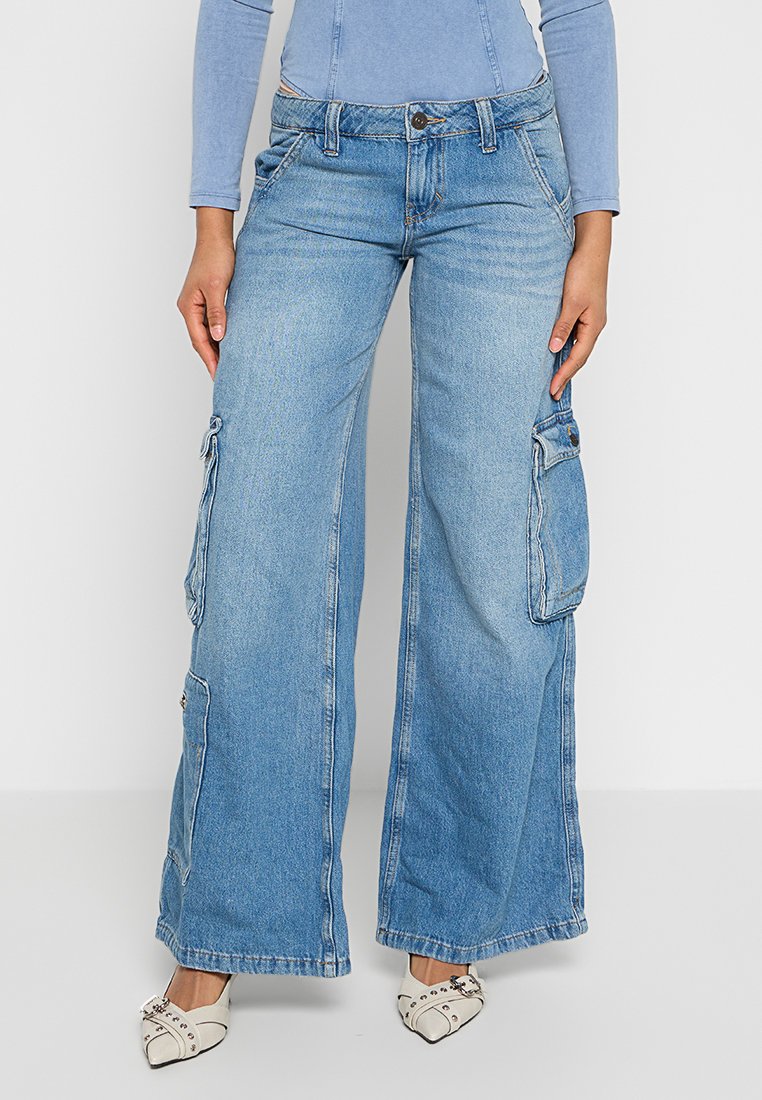 BDG Urban Outfitters Flared Jeans lichtblauw denim