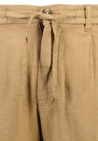 Beige herringbone-byxor med dragsko i midjan och knappstängning. Har en slät textur och skräddarsydd design.