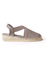 Espadrilla in tessuto marrone con design a tracolla incrociata, suola in juta intrecciata e tacco slingback. Parte superiore testurizzata con punta rotonda. Struttura leggera.
