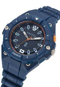 Montre en plastique bleue avec un boîtier rond, un bracelet texturé, des index des heures blancs et des accents orange. Elle dispose d'un affichage numérique et d'une couronne.