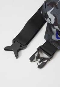 Jordan FRANCHISE CROSS BODY - Rumpetaske - off noir