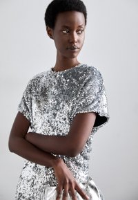 Maje Robe de cocktail argent/argenté ZALANDO